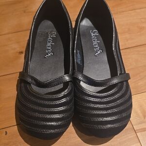 Skechers Black Flats with Textured Ridges